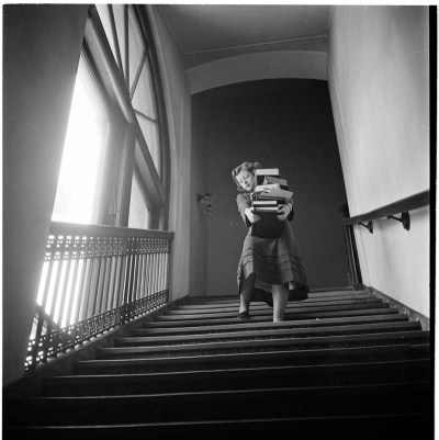 Studentessa della Columbia University in uno scatto di Stanley Kubrick (1948)